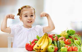 ÇİZGİ FİLİM İZLERKEN YEMEK YİYEN ÇOCUKLARIN KAR